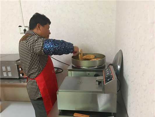 魅力小吃培訓(xùn)學(xué)員公婆餅制作實(shí)操現(xiàn)場案例