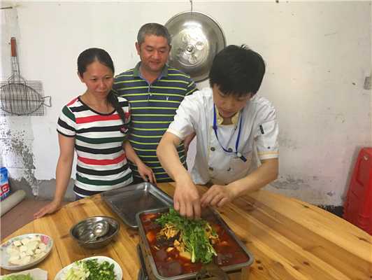 魅力小吃培訓學員小吃培訓師傅現(xiàn)場教制作諸葛烤魚案例