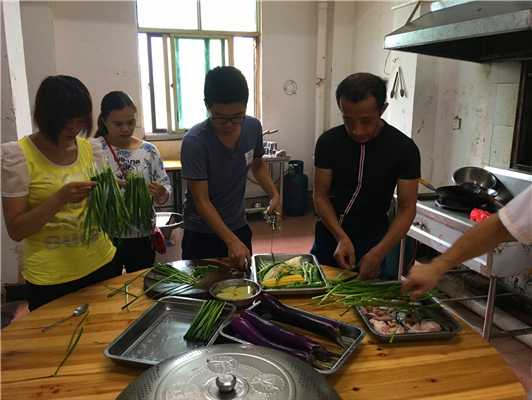 魅力小吃培訓(xùn)學(xué)員燒烤前備料及燒烤原料實(shí)踐現(xiàn)場(chǎng)案例