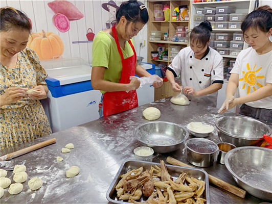 泉州多名學員學面食技術找魅力小吃現(xiàn)場